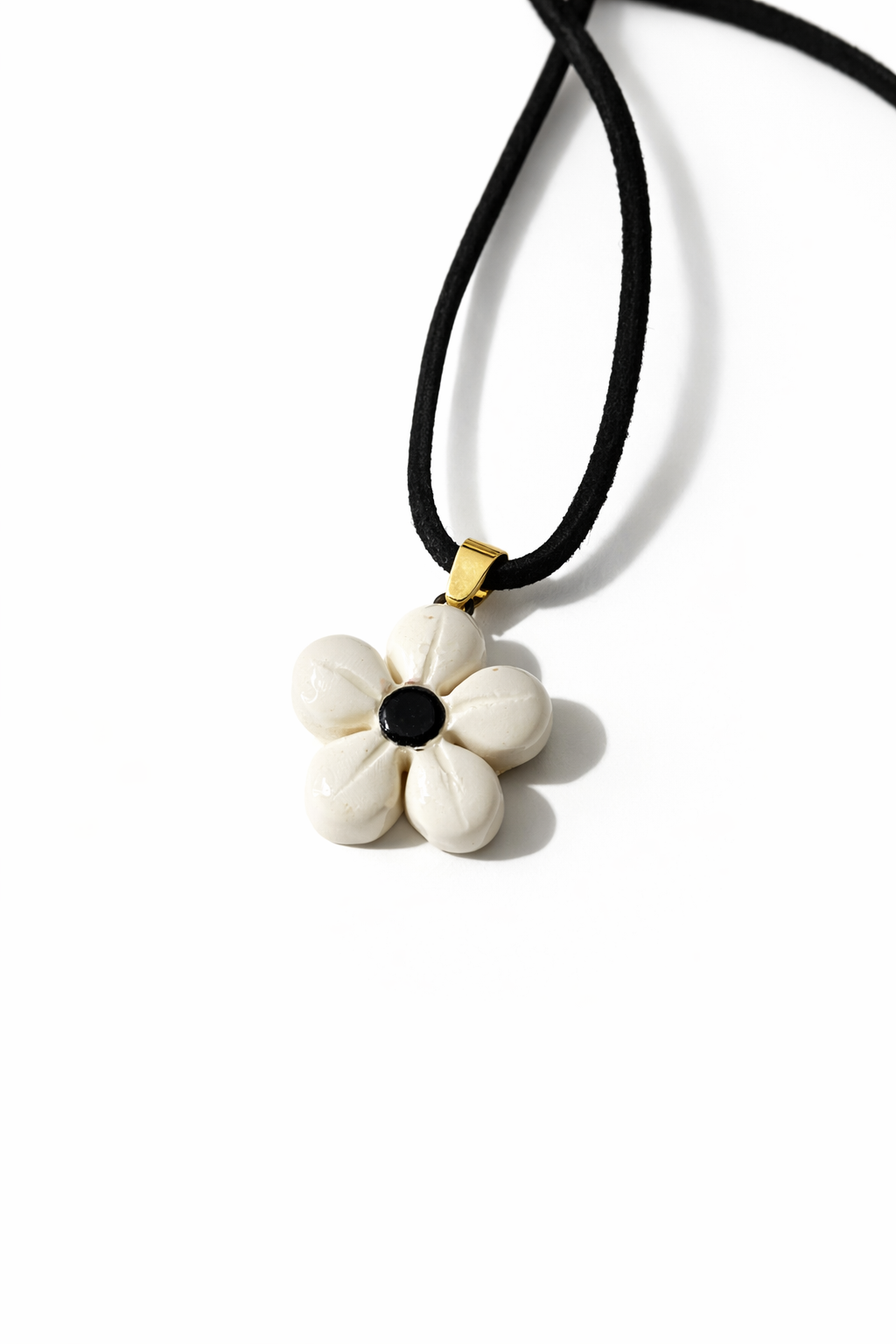 Fiore in Ceramica con laccio scamosciato